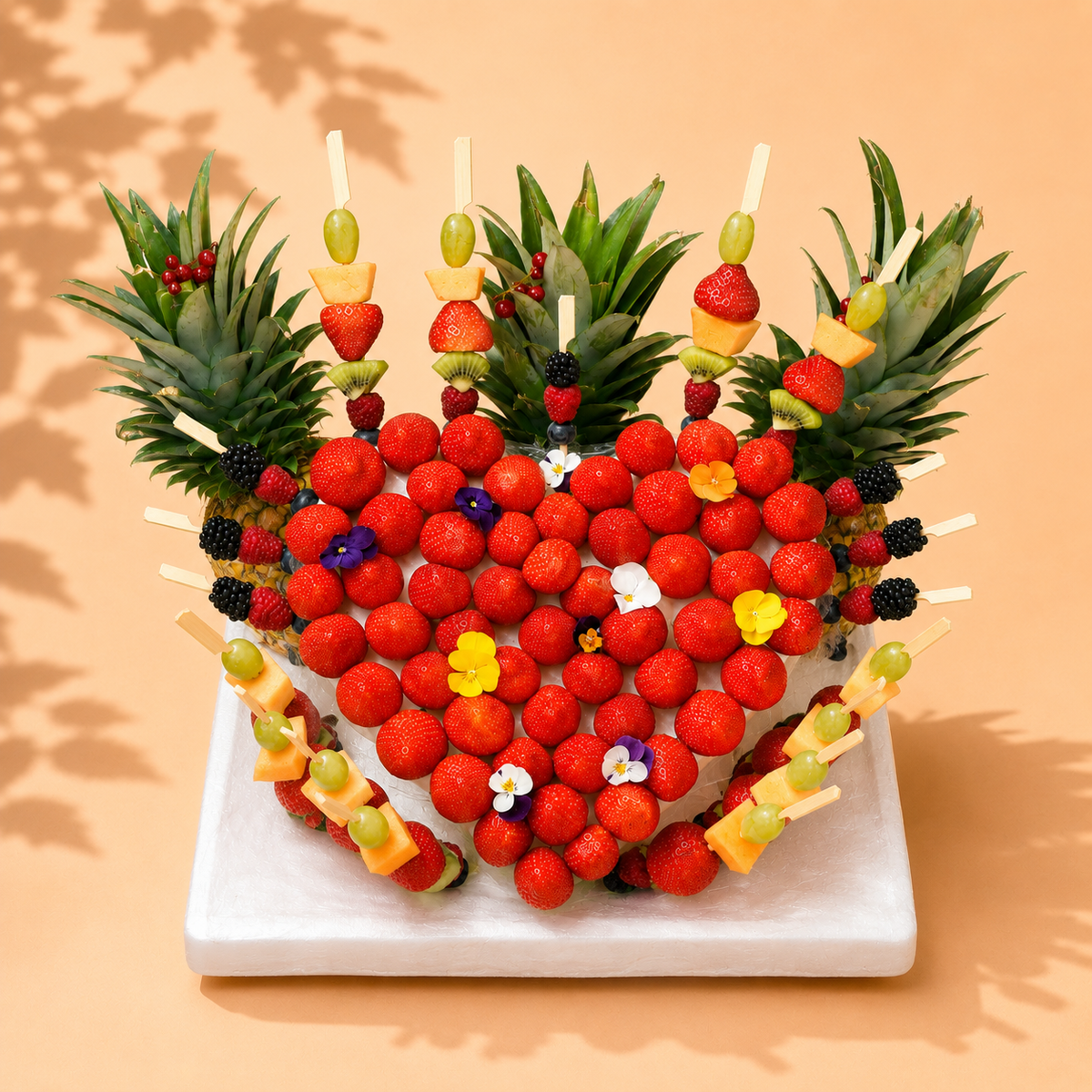 Coeur de fraise et brochettes de fruits